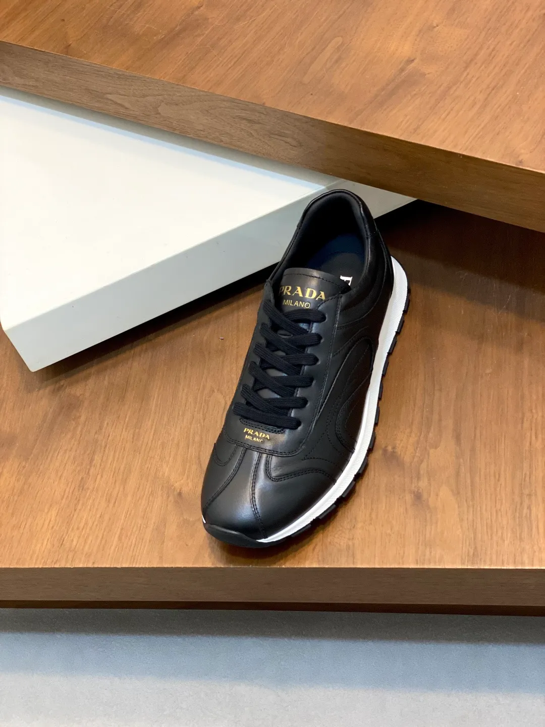 Men's shoes 💰740 Prada men's new lace-up sports and casual shoes. This upper is made of imported calfskin stitching. The tongue is P's classic bronzing lougou. The lining is made of calfskin for the feet. The outsole is made of non-slip sports exclusive rubber outsole with logo. It feels good on the foot. It is fashionable and fashionable. It has a standard sports version and looks very good on the foot! Comes with original box and dust bag! L leather shoe size: 39/40/41/42/43/44 original box packaging + dust bag